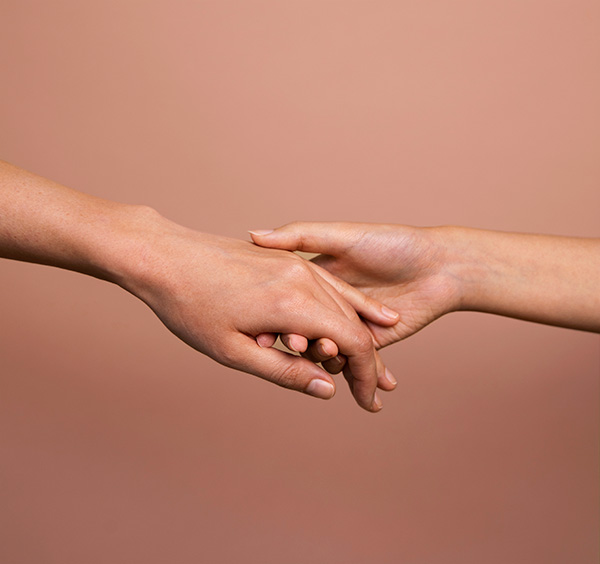 beziehungsprobleme-gruppenprogramm Zwei Hände, die sich gegenseitig halten